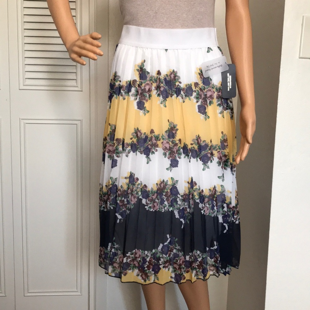 Metro Wear, electric plates floral skirt, Med - Picture 2 of 3